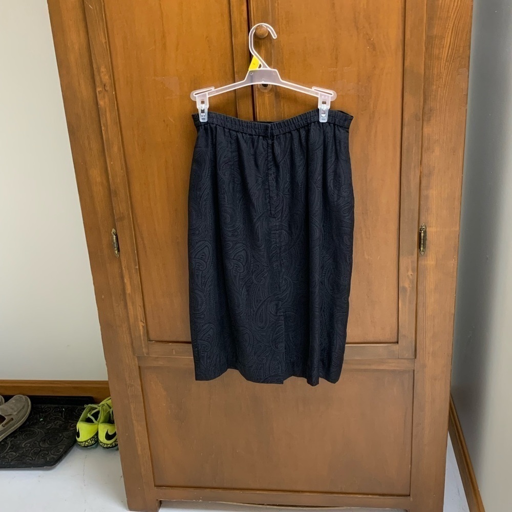 Talbots 💯 silk skirt black paisley print zip close size 10 L-27 in